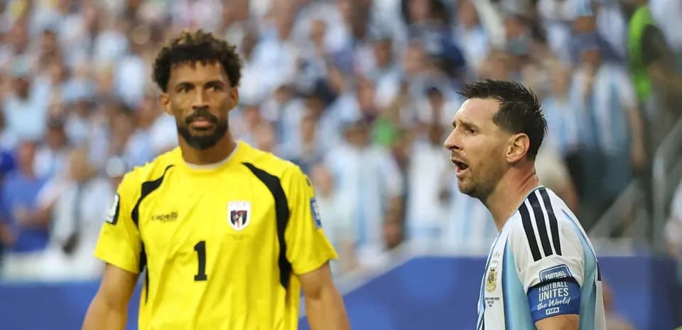 Messi arguing with goalkeeper during match