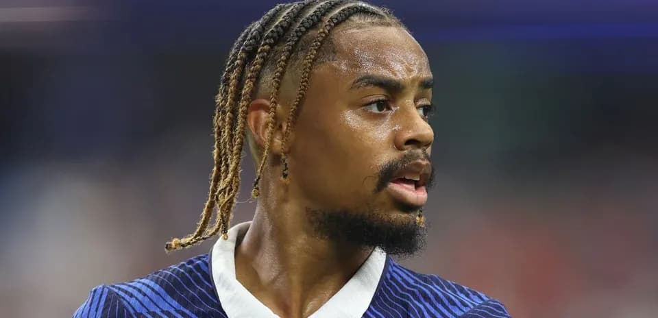 Futbolchi o'yin davomida diqqat bilan qaramoqda