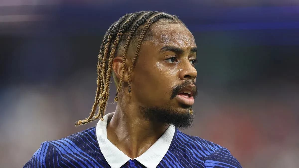 Futbolchi o'yin davomida diqqat bilan qaramoqda