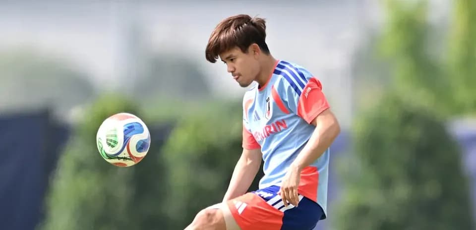 Futbolchi to'pni tepayotgan mashg'ulotda
