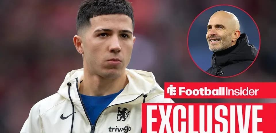 Futbolchi maydonda, Chelsea formasi kiygan