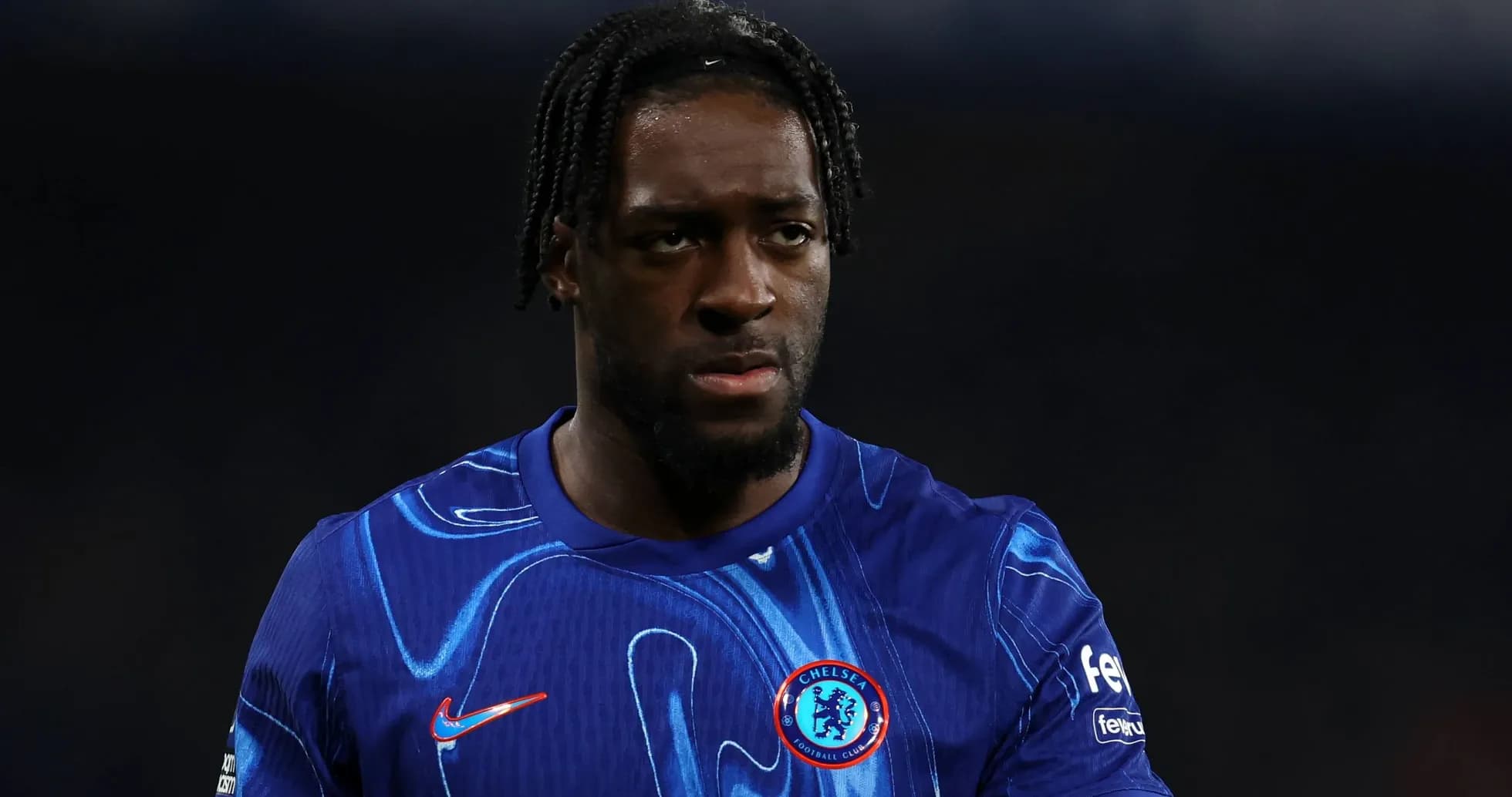 Futbolchi Chelsea formasida, maydonda yurgan