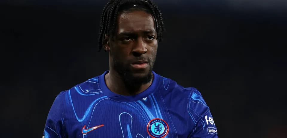 Futbolchi Chelsea formasida, maydonda yurgan