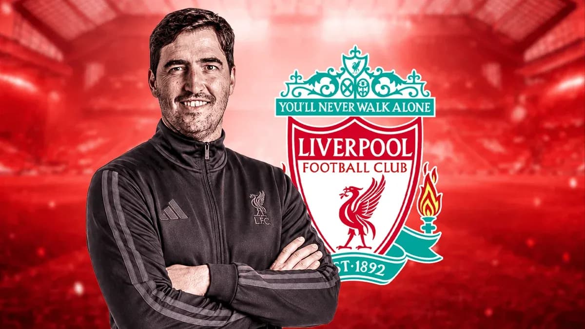 Trener Liverpool futbol klubi logosi bilan