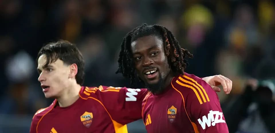 Ikkita futbolchi AS Roma formasida birga kulmoqda