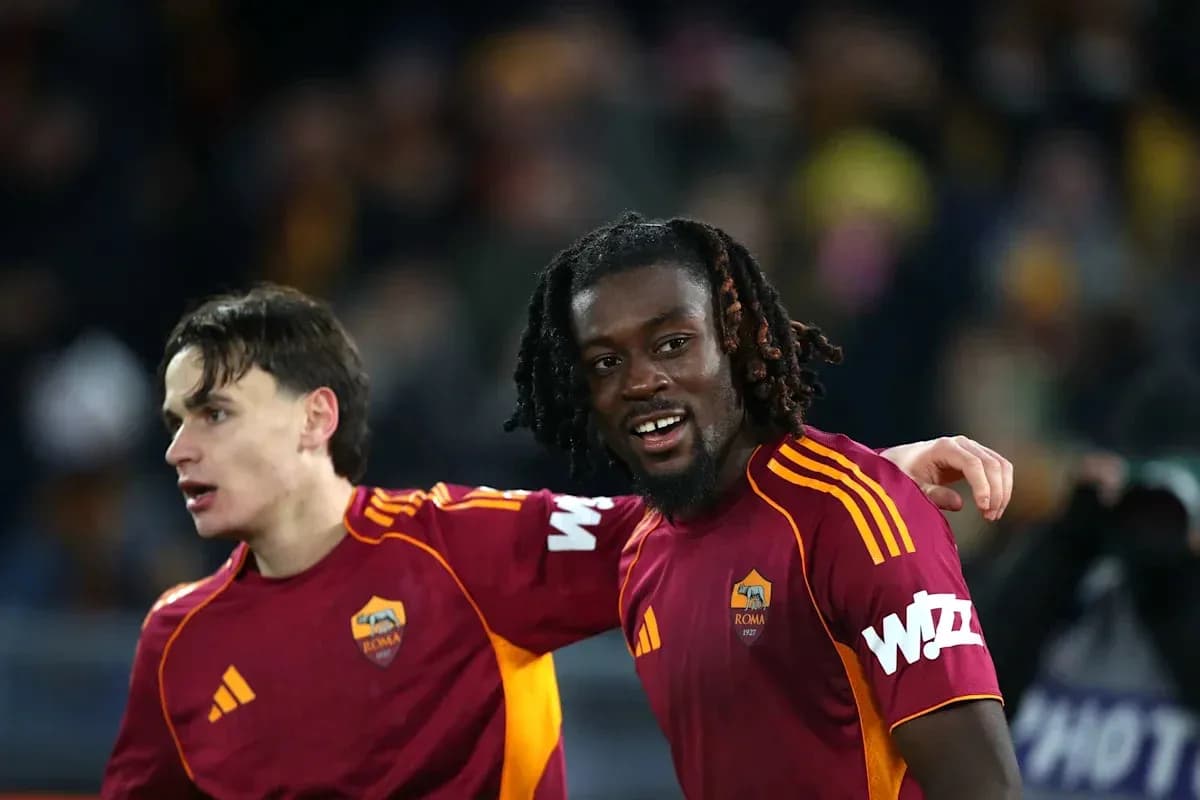 Ikkita futbolchi AS Roma formasida birga kulmoqda