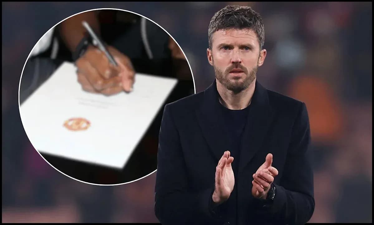 Michael Carrick applauding at Manchester United event