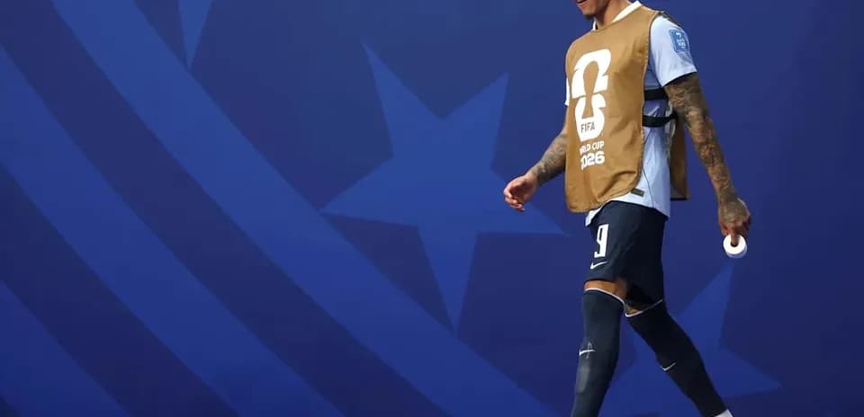 Futbolchi zaxira formasida maydonga chiqmoqda
