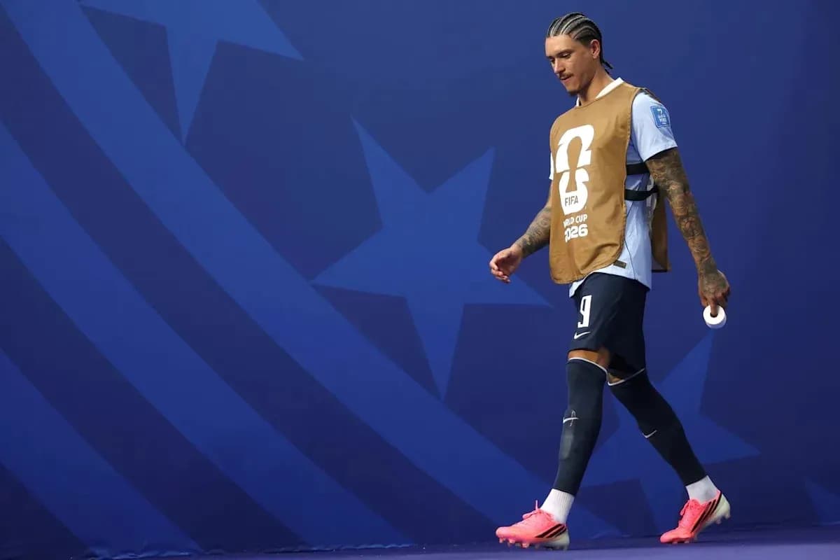 Futbolchi zaxira formasida maydonga chiqmoqda