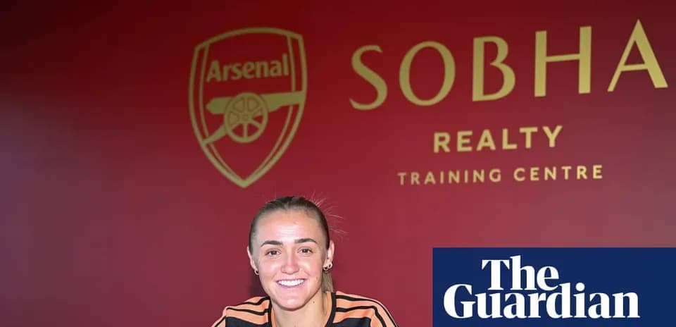 Futbolchi Arsenal trening markazi oldida kulayotgan