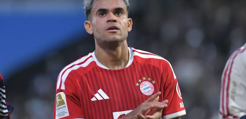 Futbolchi Bayern Munich formasi bilan maydonda