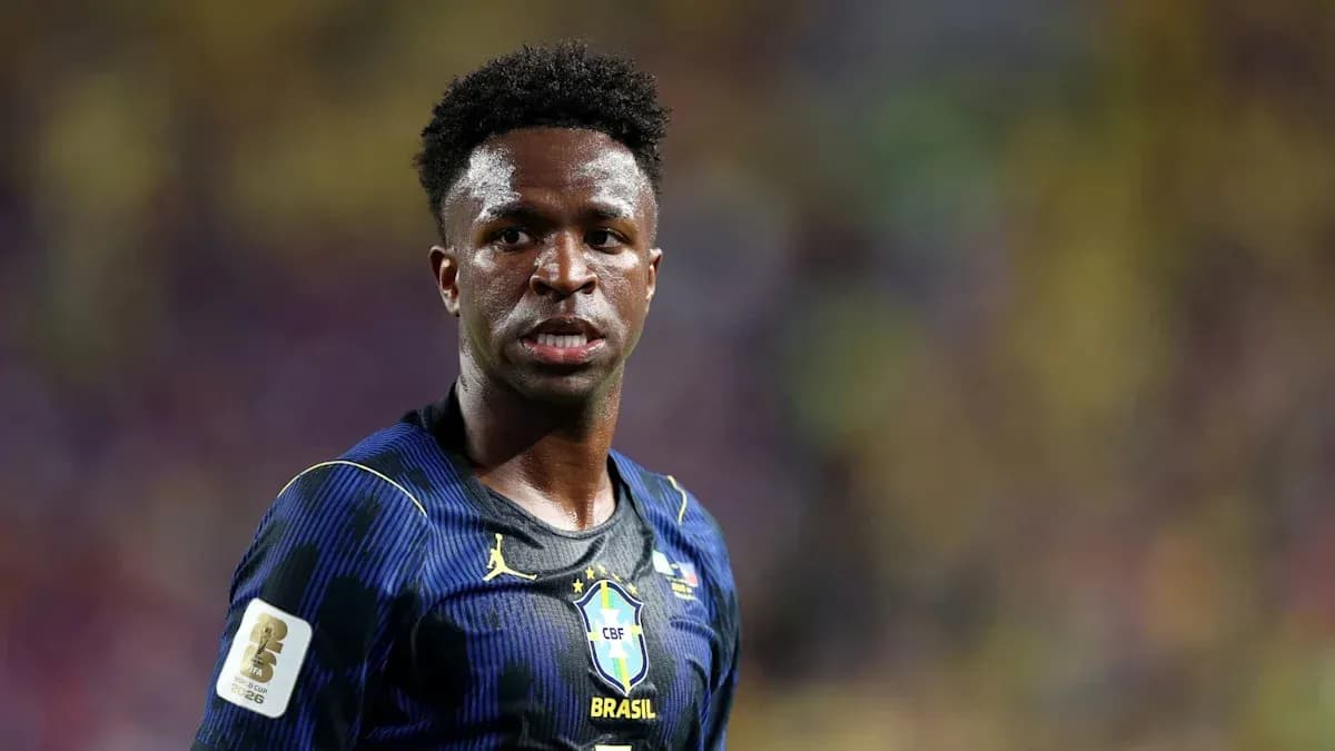 Futbolchi Brasil jamoasi formasi kiygan