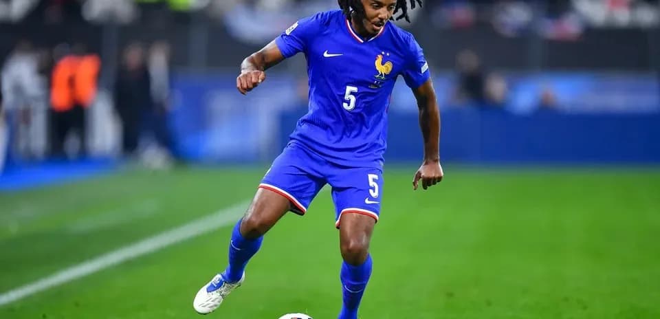 Fransiya futbolchisi to'pni o'ynayotgan paytda