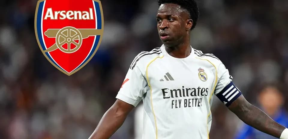 Futbolchi maydonda harakatda, Arsenal logotipi bilan