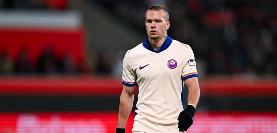 Futbolchi maydonda harakatlanayotgan holatda