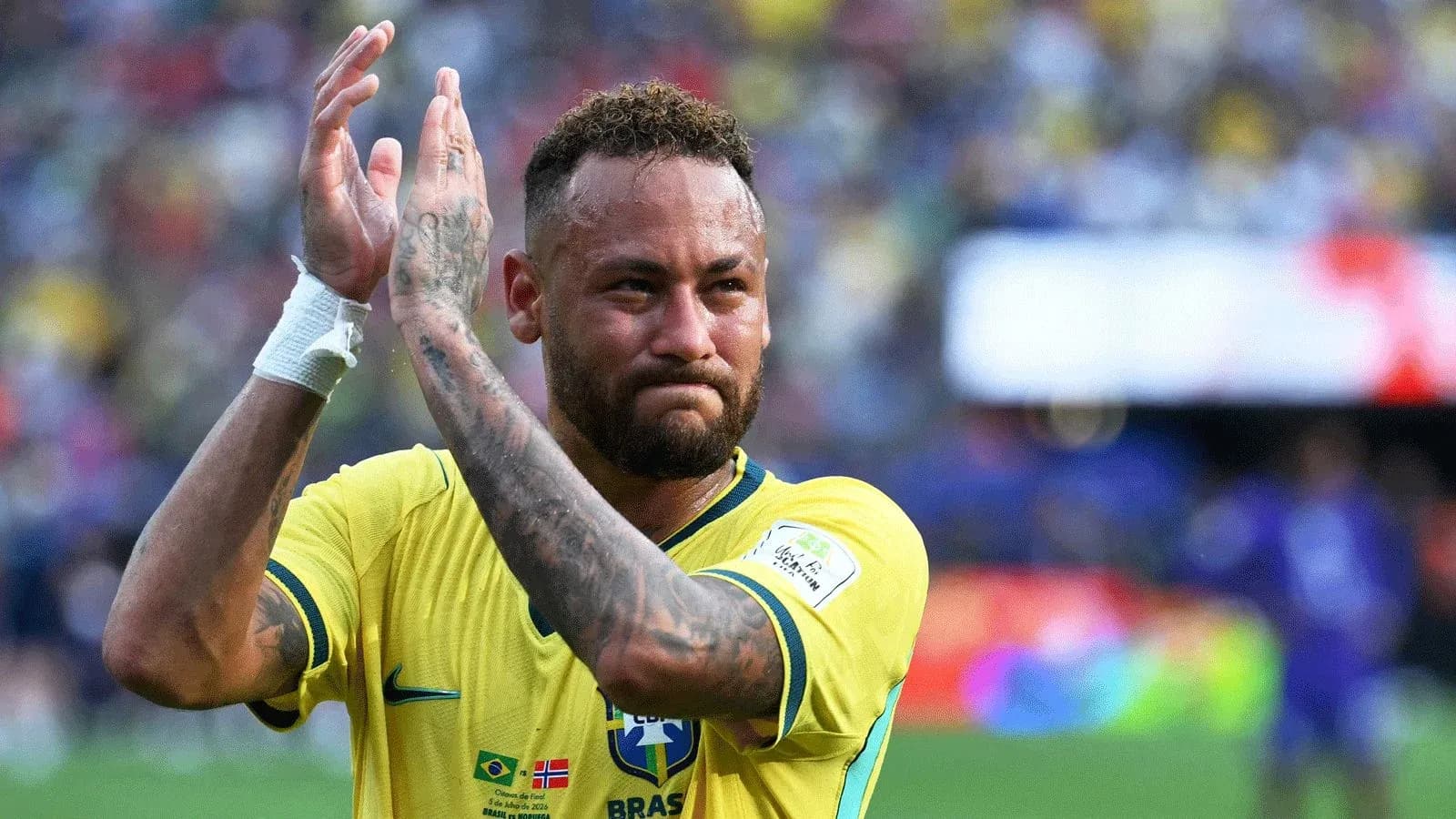 Futbolchi Neymar Braziliya formasi bilan maydonda