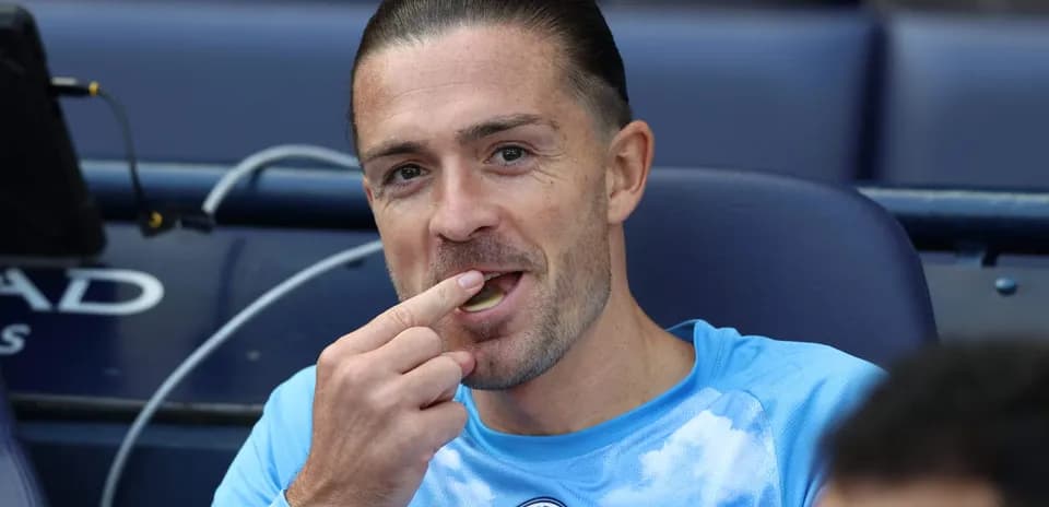 Futbolchi benchda o'zini ovqatlantirayotgan ko'rinadi