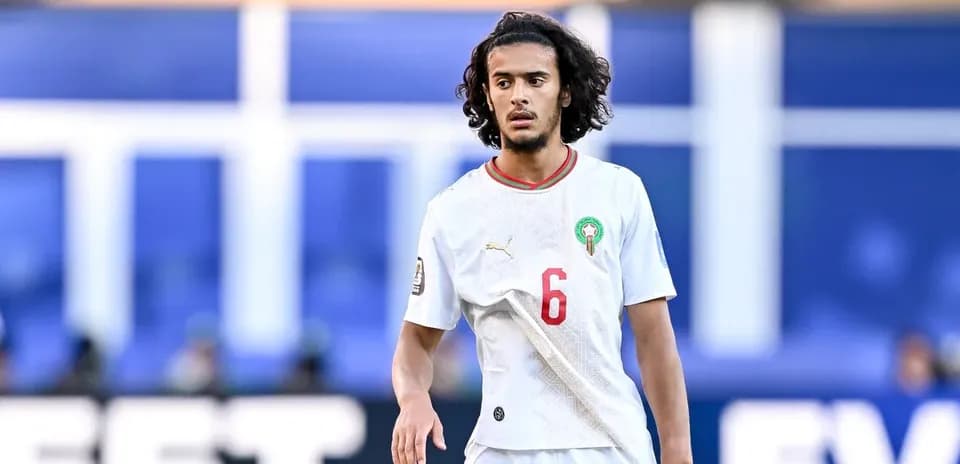 Futbolchi o'yinda, 6-raqamli formasida