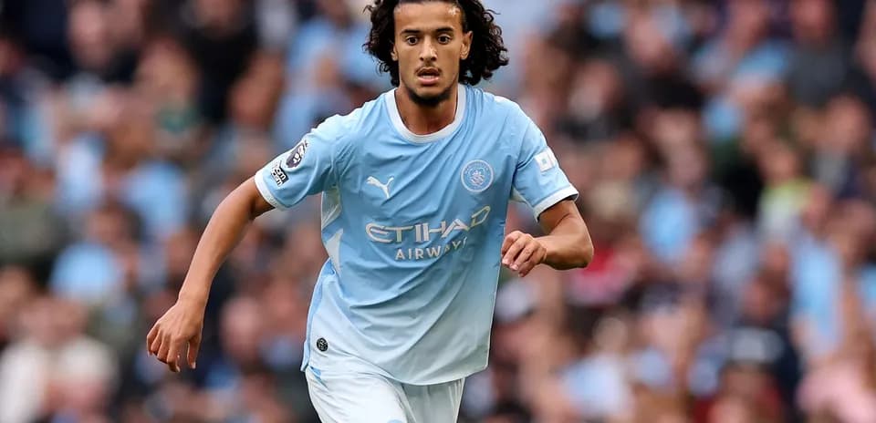 Futbolchi Manchester City formasida maydonda harakatda