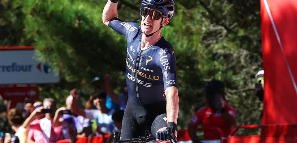 Velosipedchi finishda g'alaba qozonmoqda
