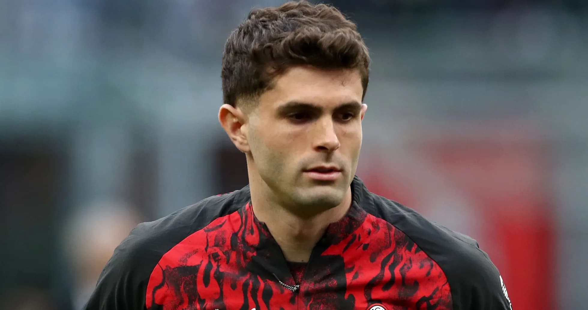 Futbolchi AC Milan formasida maydonga chiqmoqda