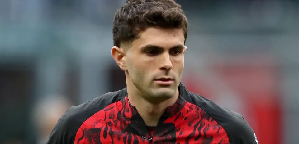 Futbolchi AC Milan formasida maydonga chiqmoqda