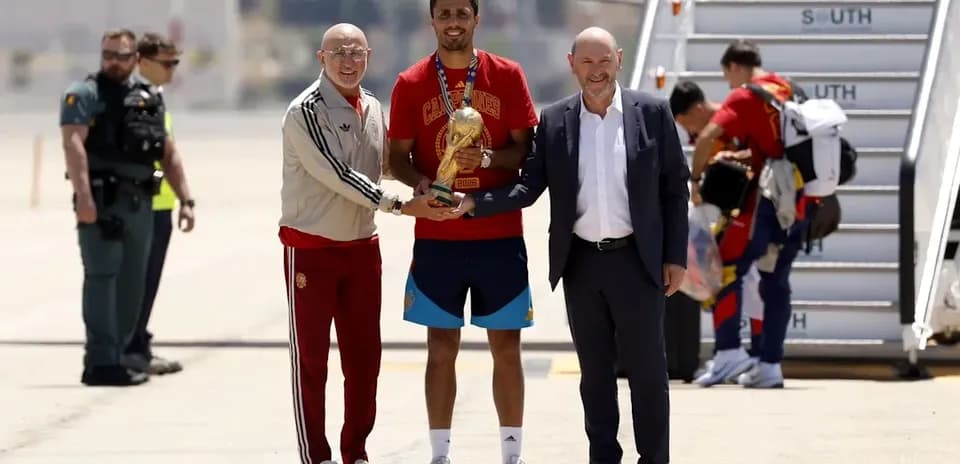 Jamoa a'zoi mukofot bilan aeroportda