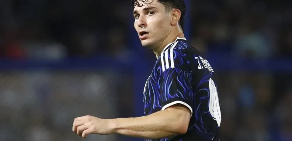 Futbolchi maydonda raqobatlashayotgan paytda