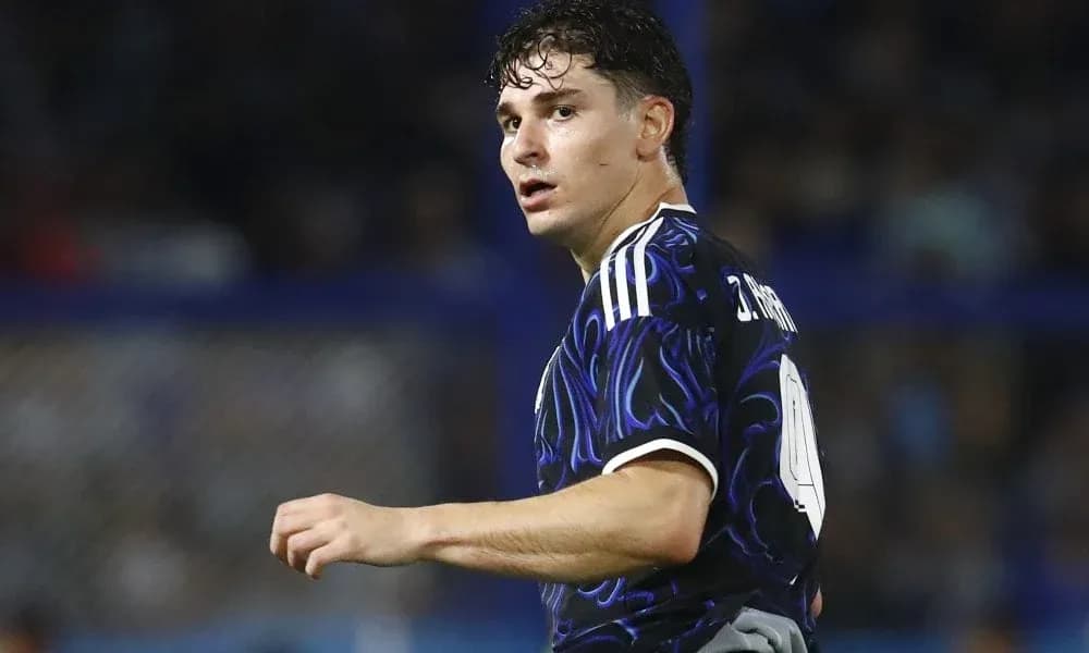 Futbolchi maydonda raqobatlashayotgan paytda