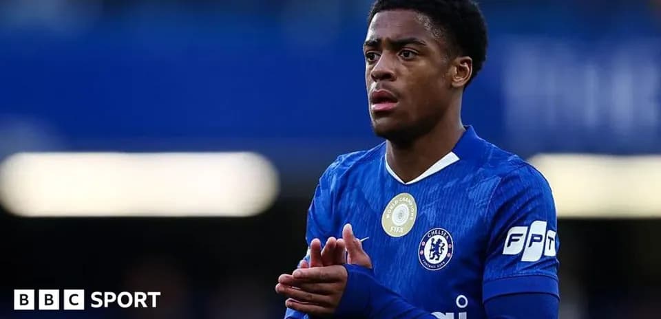 Futbolchi Chelsea formasida, maydonda turgan