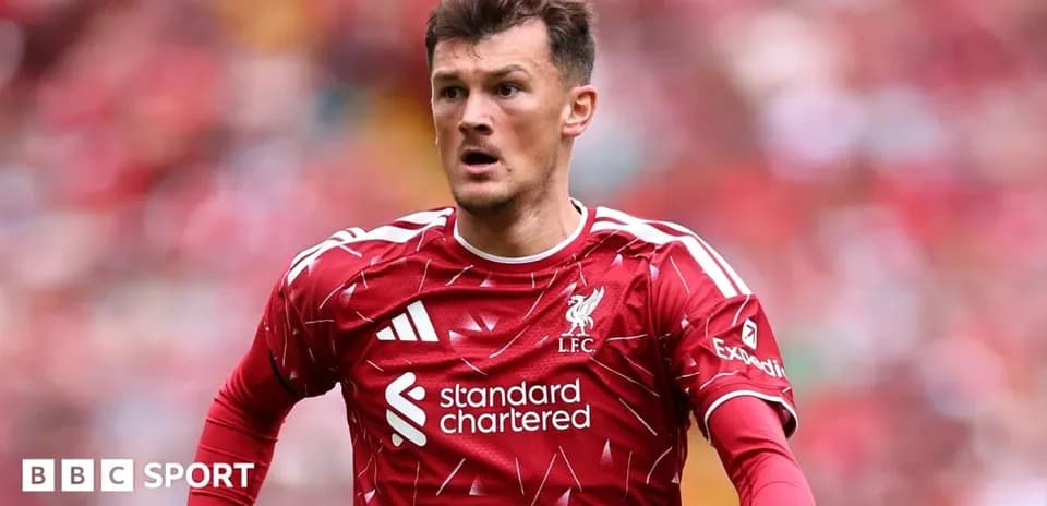 Futbolchi Liverpool formasida maydonda harakatlanmoqda