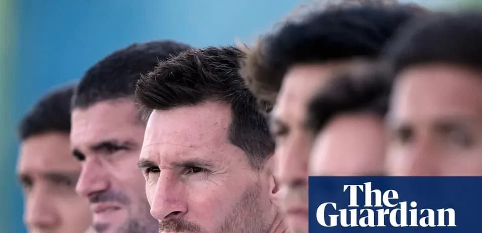 Futbolchilar jamlangan, qiyinchilik bilan qarayotgan ko'rinadi