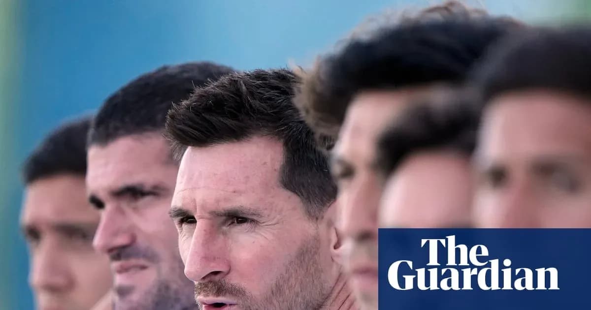 Futbolchilar jamlangan, qiyinchilik bilan qarayotgan ko'rinadi