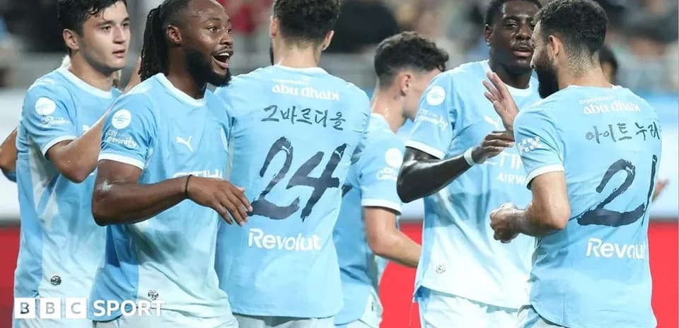Futbolchilar gol urganidan keyin bir-birini tabriklamoqda