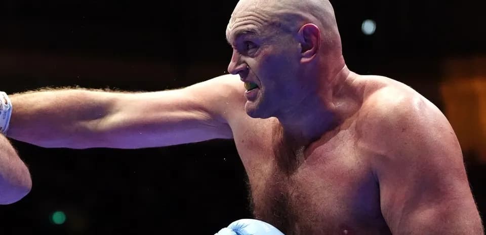 Bokschi jang qilayotgan sportchi to'pni urmoqda