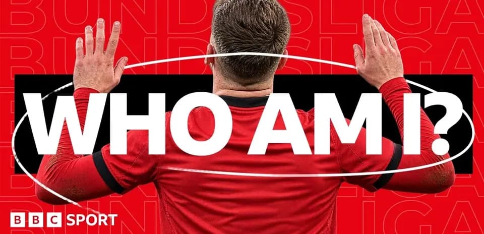 Futbolchi qizil formada orqa tomondan ko'rsatilgan