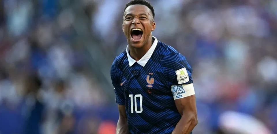Futbolchi maydonda baxtiyor qiyofa bilan