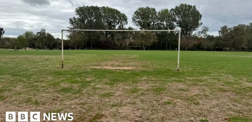 Bo'sh futbol darvoza va toza maydon