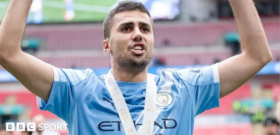 Futbolchi kubokni ko'tarib turgan paytda