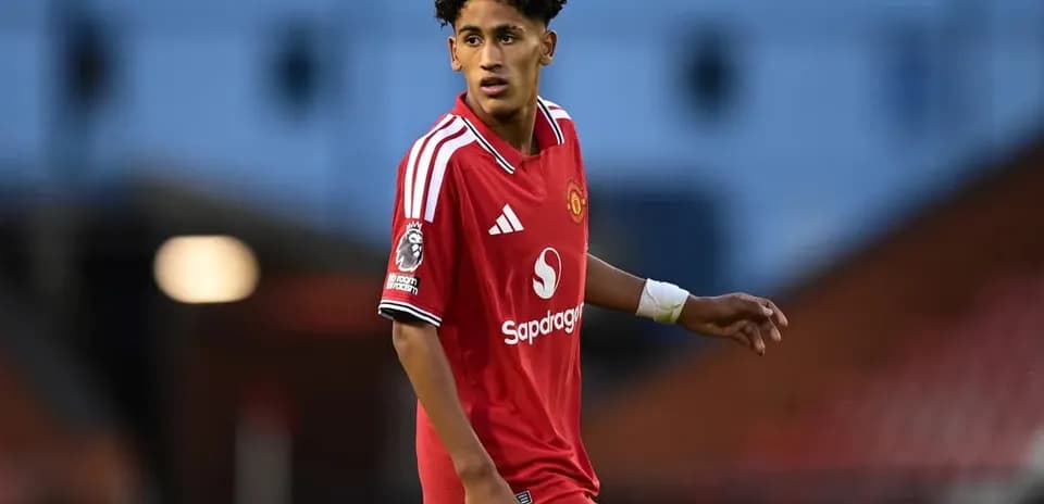 Futbolchi Manchester United formasida maydonda harakatda