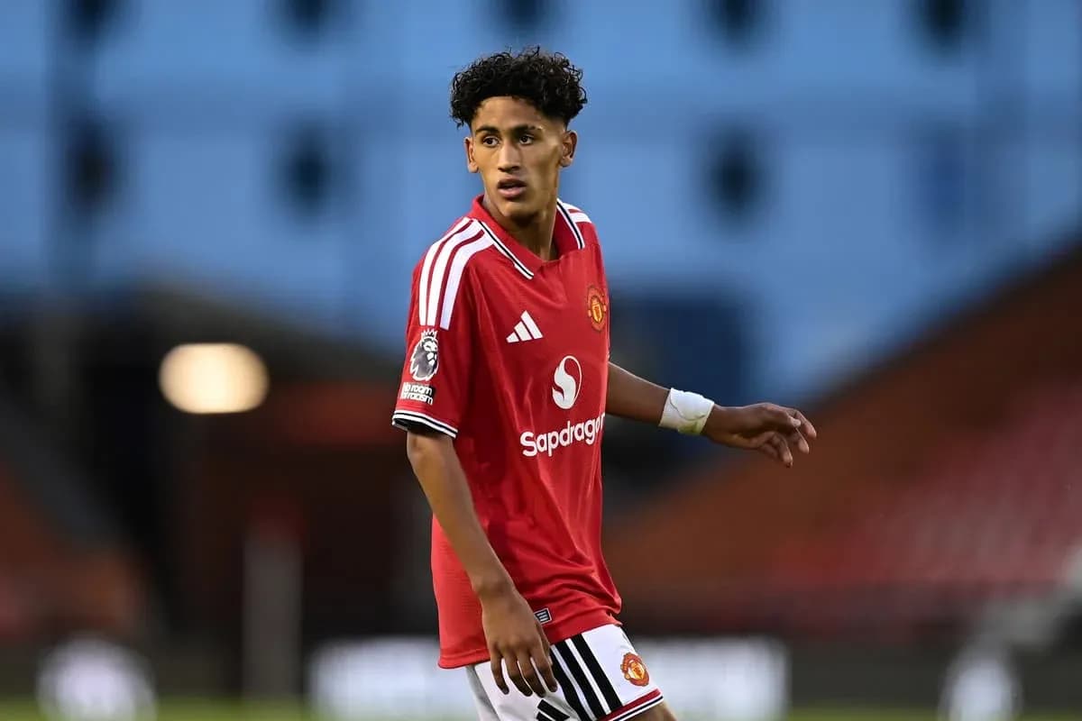 Futbolchi Manchester United formasida maydonda harakatda