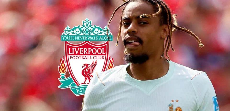Futbolchi maydonda Liverpool logosi orqasida