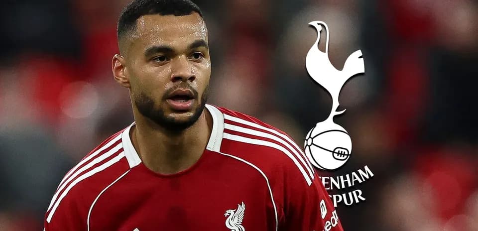 Futbolchi Liverpool formasi bilan maydonda