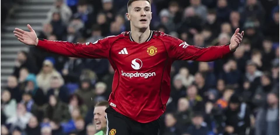 Futbolchi Manchester United formasida gollarni nishonlayapti