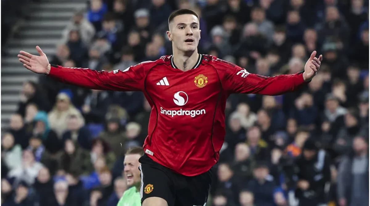 Futbolchi Manchester United formasida gollarni nishonlayapti
