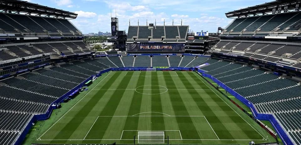 Bo'sh o'rinlar bilan stadion ichki ko'rinishi