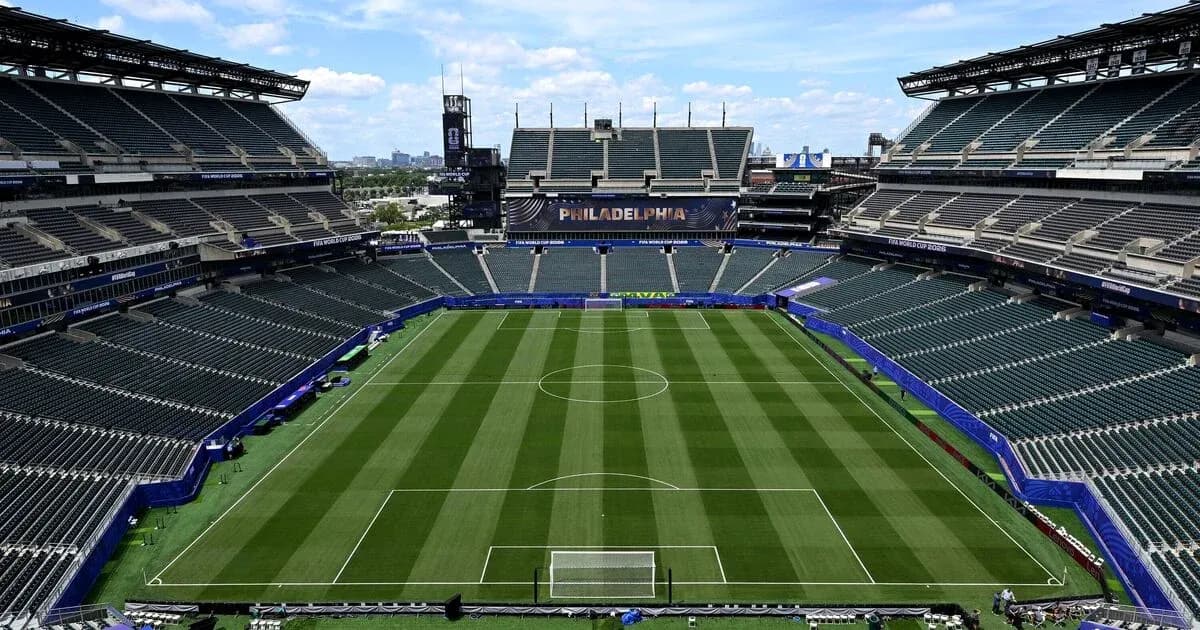 Bo'sh o'rinlar bilan stadion ichki ko'rinishi
