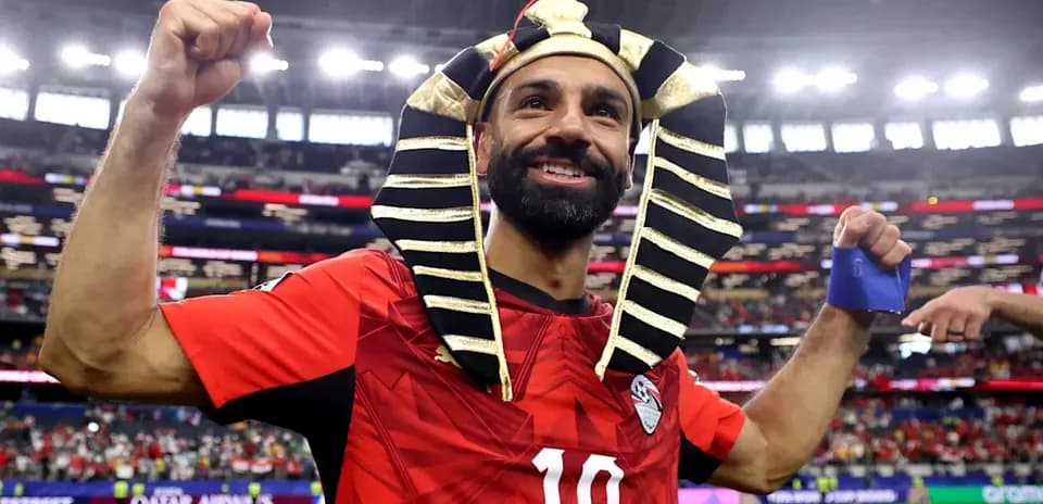Futbolchi Misr futbol formasida, fir'avn bosh kiyimi bilan