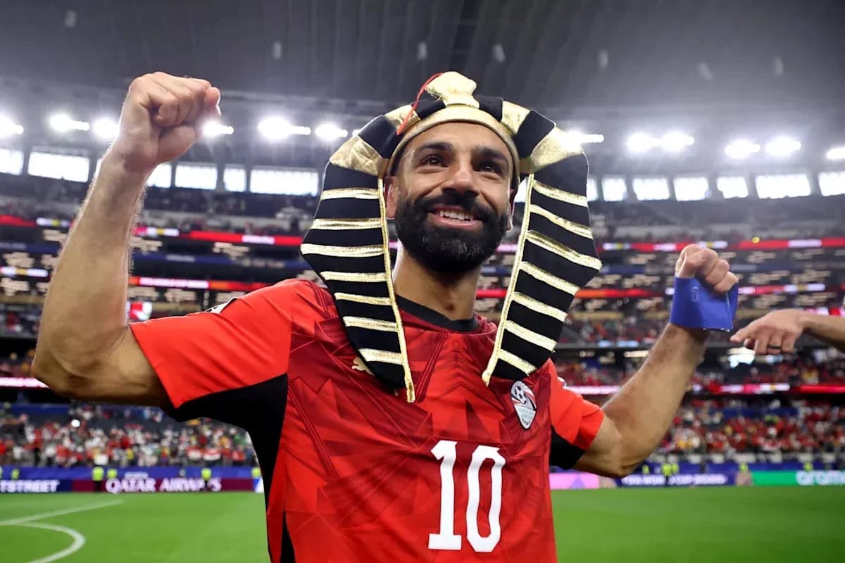 Futbolchi Misr futbol formasida, fir'avn bosh kiyimi bilan