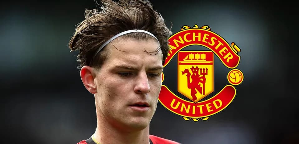 Futbolchi Manchester United logosi ortasida